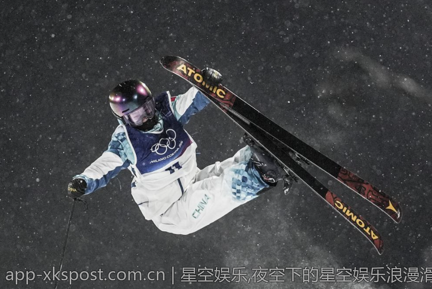 星空娱乐,夜空下的星空娱乐浪漫滑梯灯光秀点亮星空